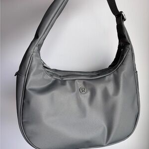 Lululemon - city essentials shoulder bag